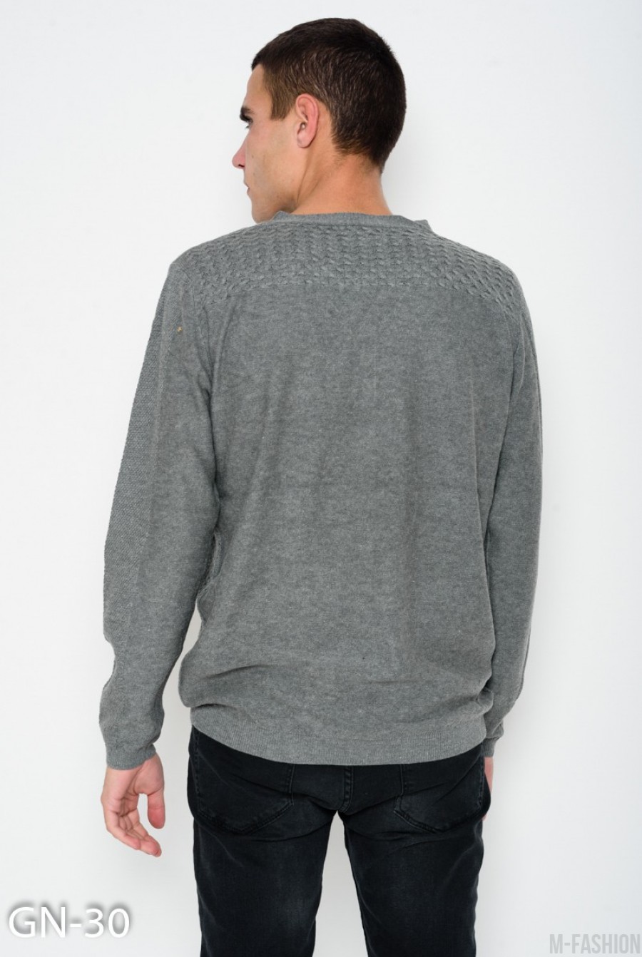 Серый свитер фактурной вязки с перфорацией и пуговицами на горловине- Фото 3