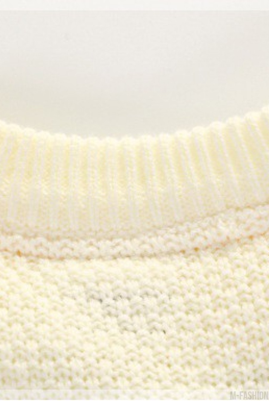 Белый теплый свитер в полоску с пуговицами на плече- Фото 4