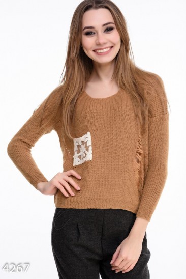 Горчичный свободный свитер с полупрозрачной цветочной вставкой