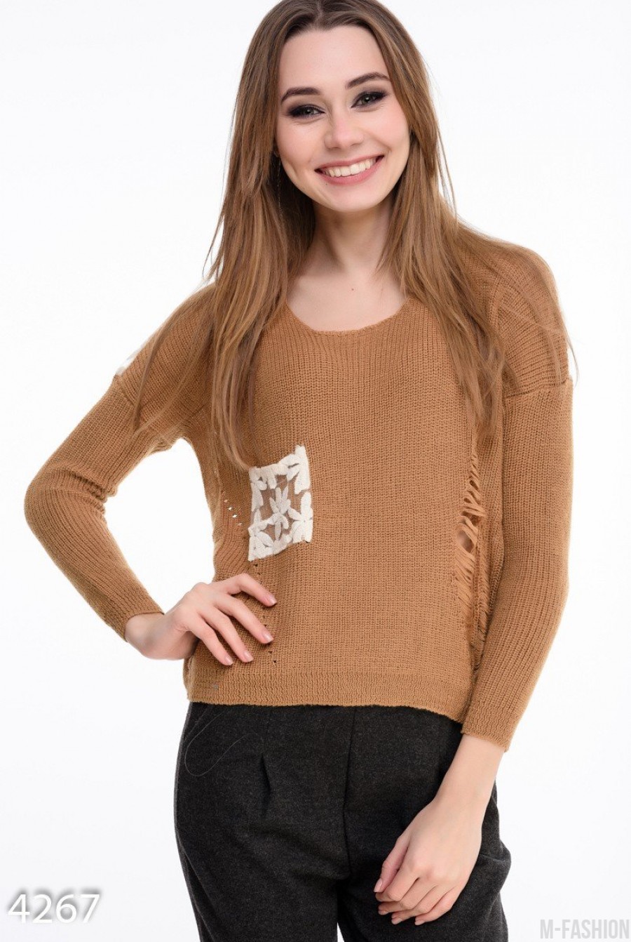 Горчичный свободный свитер с полупрозрачной цветочной вставкой - Фото 1