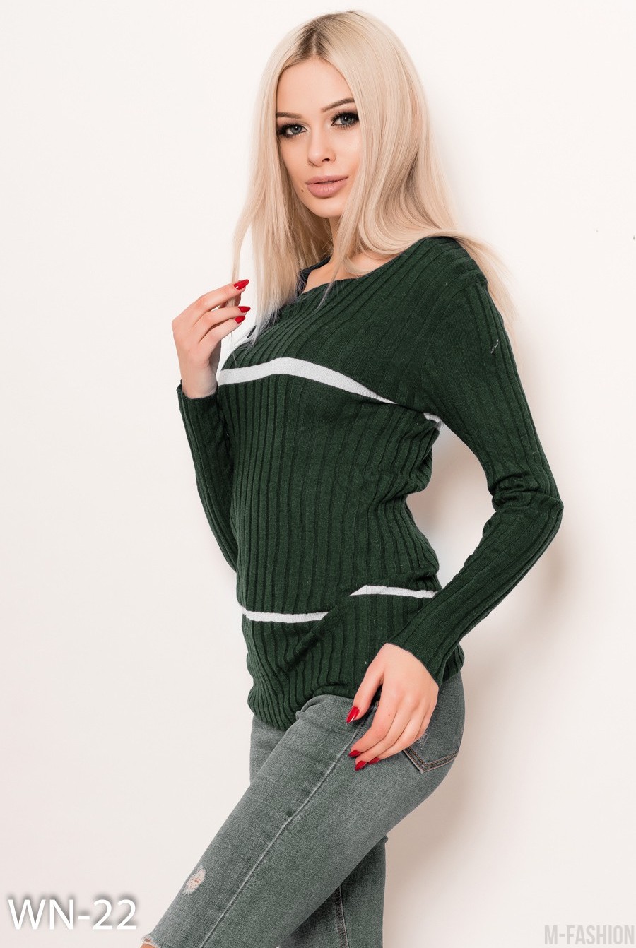 Ангоровый фактурный свитер цвета хаки с полосками и брошкой- Фото 2