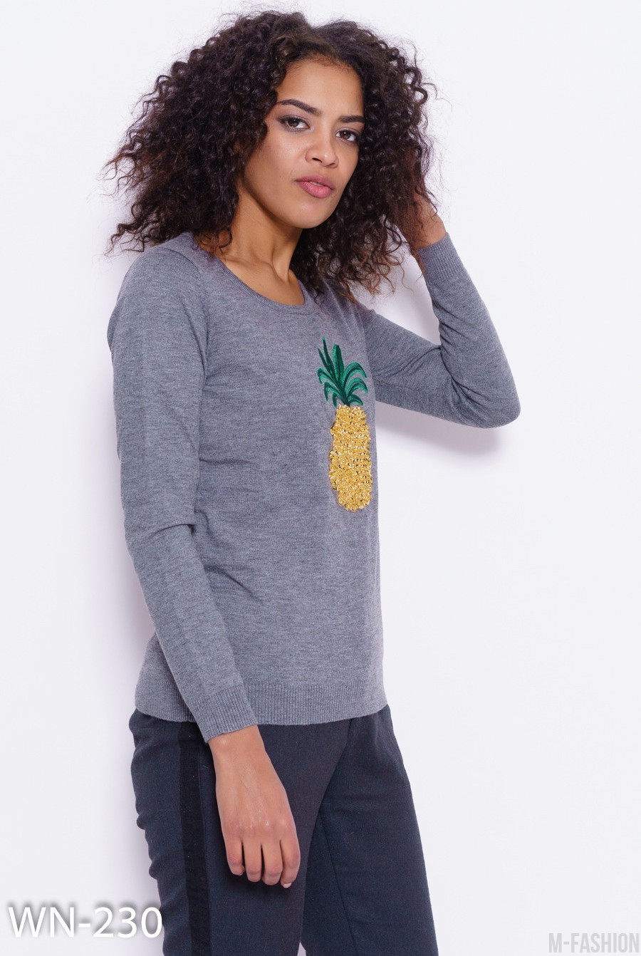 Серый ангоровый свитер с аппликацией в виде ананаса- Фото 2