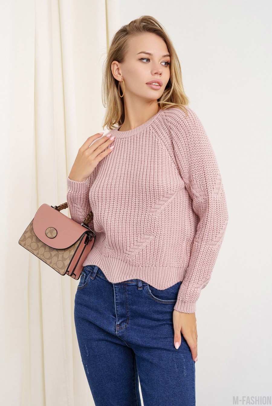 Розовый вязаный свитер с фигурным низом - Фото 1