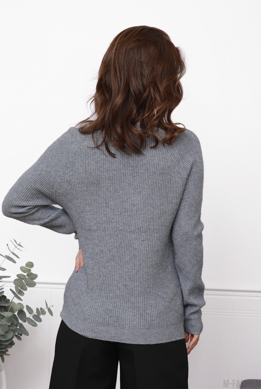 Серый фактурный вязаный свитер с высоким горлом- Фото 3