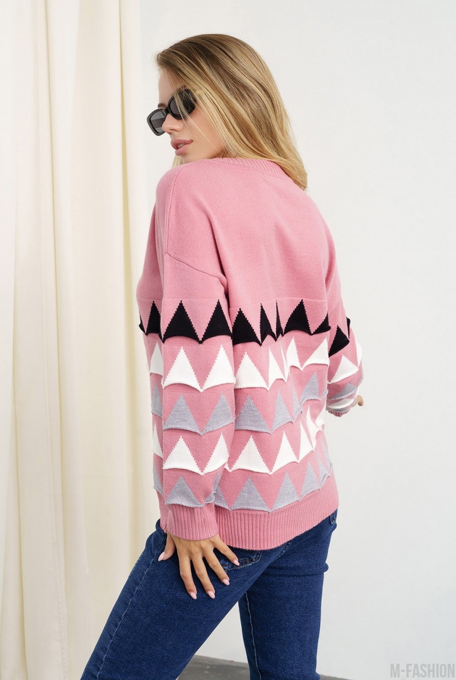 Розовый вязаный свитер с объемными треугольниками- Фото 3