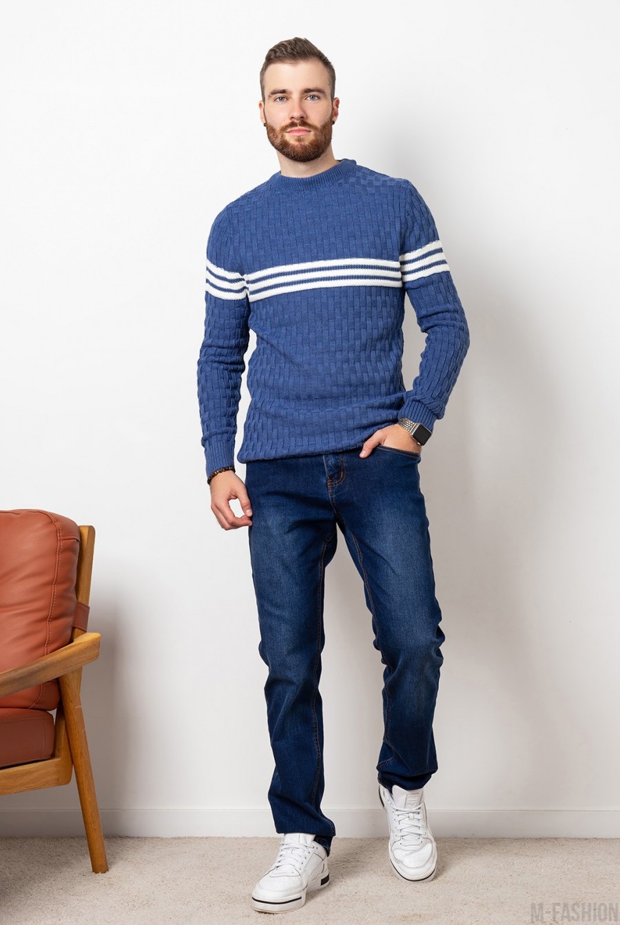 Синий вязаный свитер с горизонтальными полосками - Фото 1