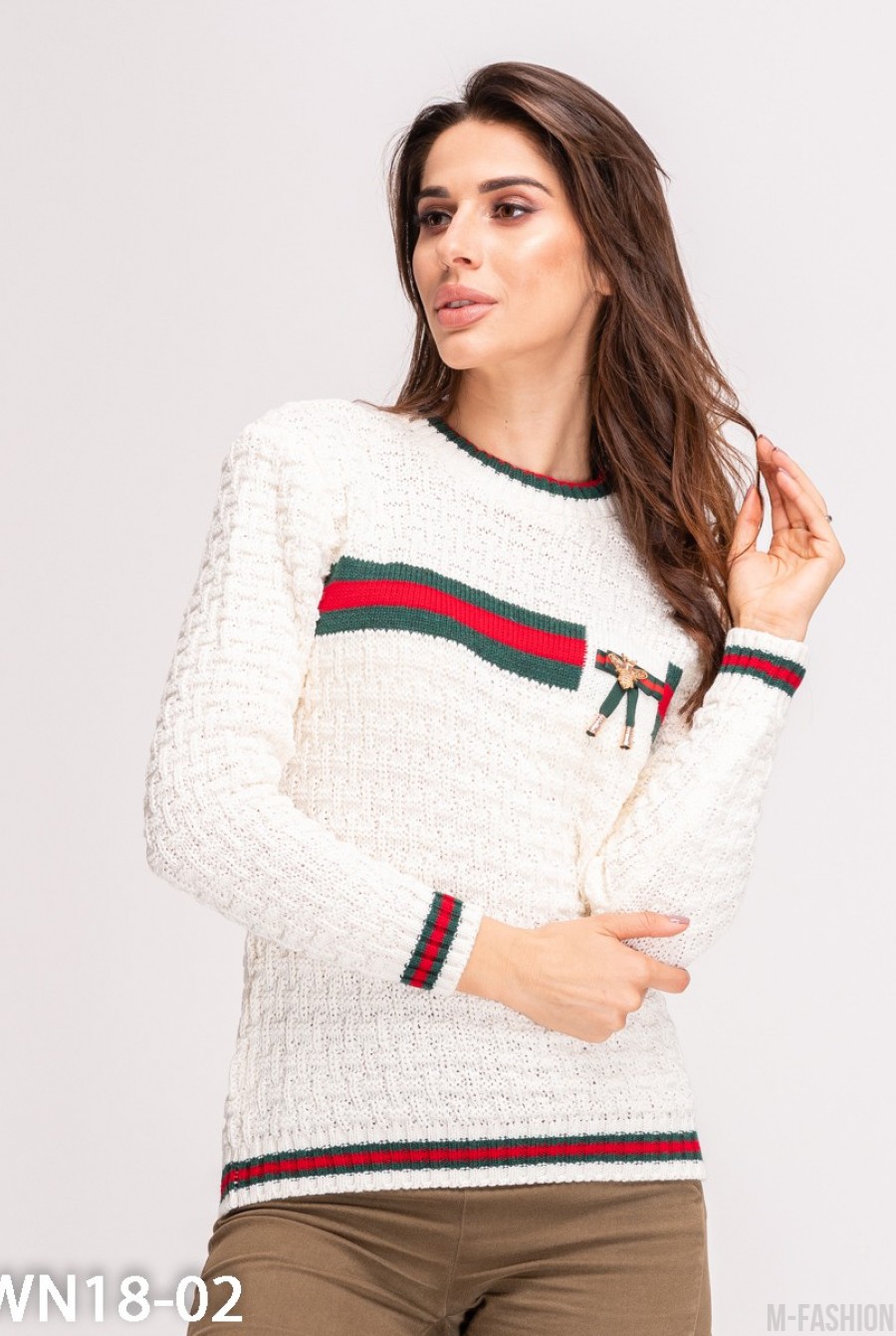Белый вязаный свитер с брошью - Фото 1