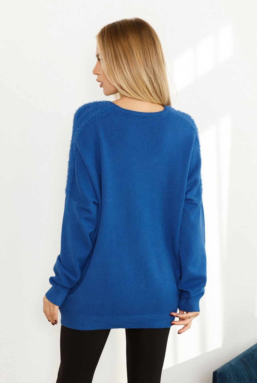 Синий ангоровый свободный свитер с вставками- Фото 3