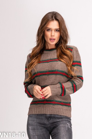 Коричневый вязаный свитер с красно-зелеными полосками