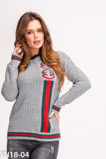 Серый свитер с красно-зеленым узором