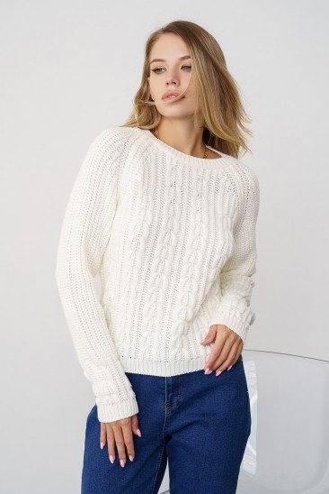 Белый вязаный свитер с аранами