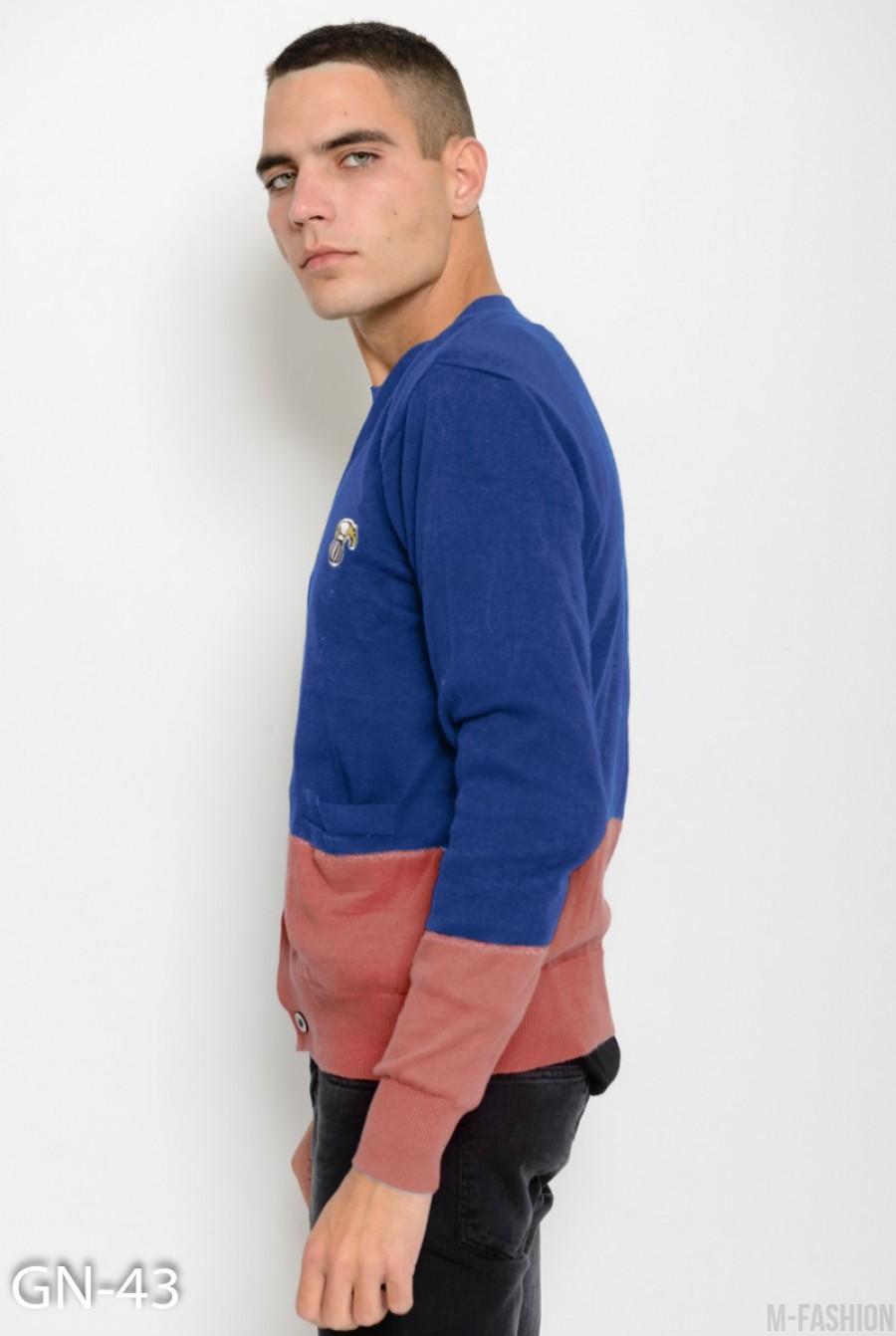 Синий свитер на пуговицах с карманами и нашивкой на груди- Фото 3