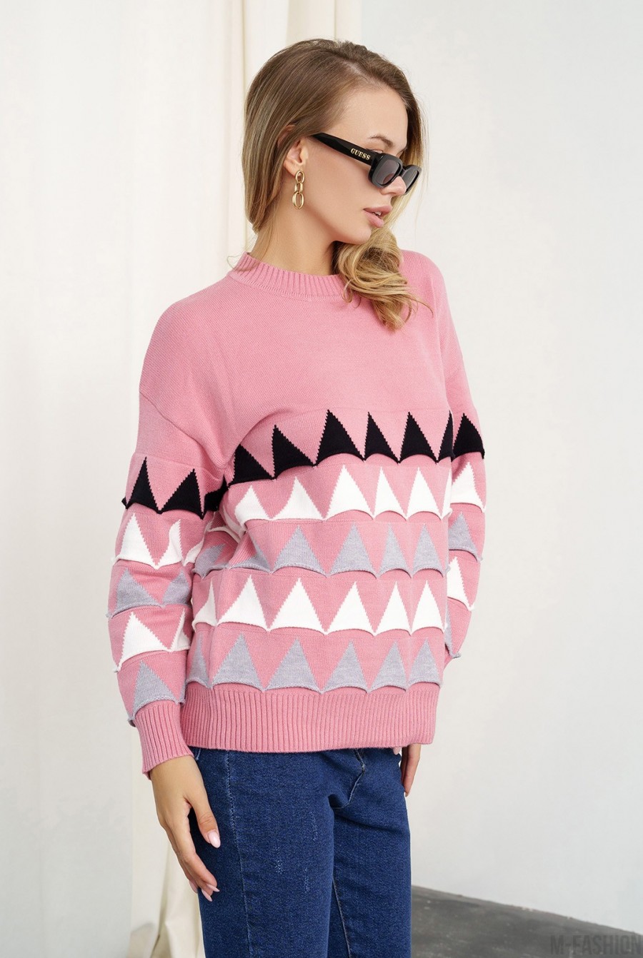 Розовый вязаный свитер с объемными треугольниками- Фото 2