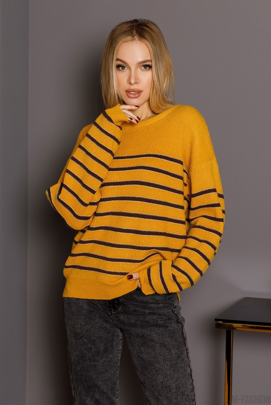 Горчичный вязаный полосатый свитер с люрексом - Фото 1