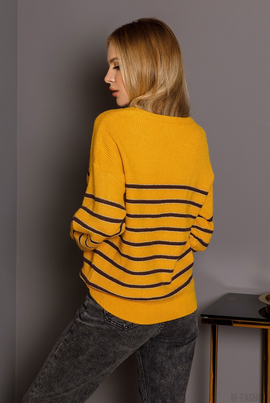 Горчичный вязаный полосатый свитер с люрексом- Фото 3