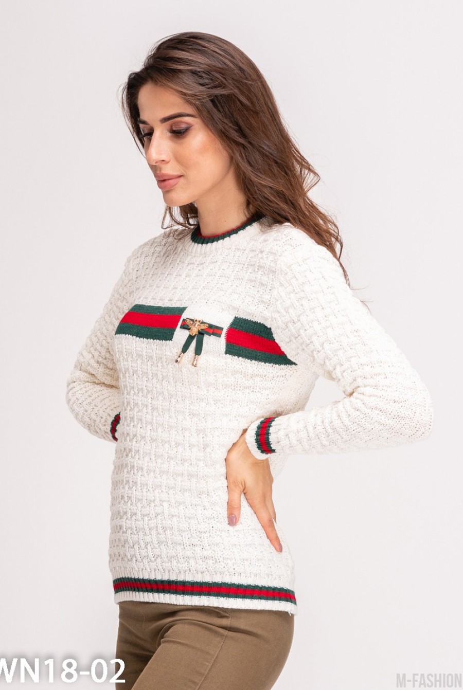 Белый вязаный свитер с брошью- Фото 2