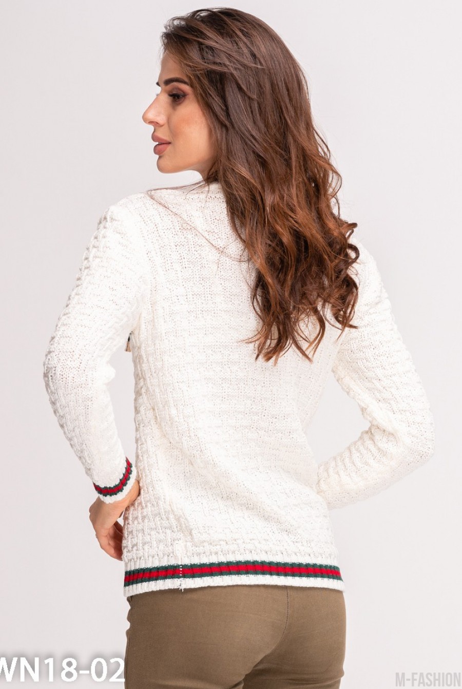 Белый вязаный свитер с брошью- Фото 3