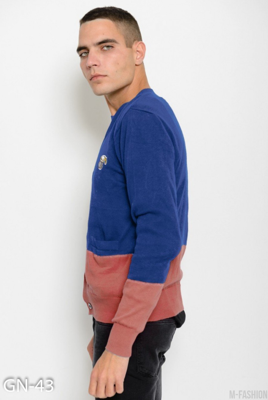 Синий свитер на пуговицах с карманами и нашивкой на груди- Фото 2