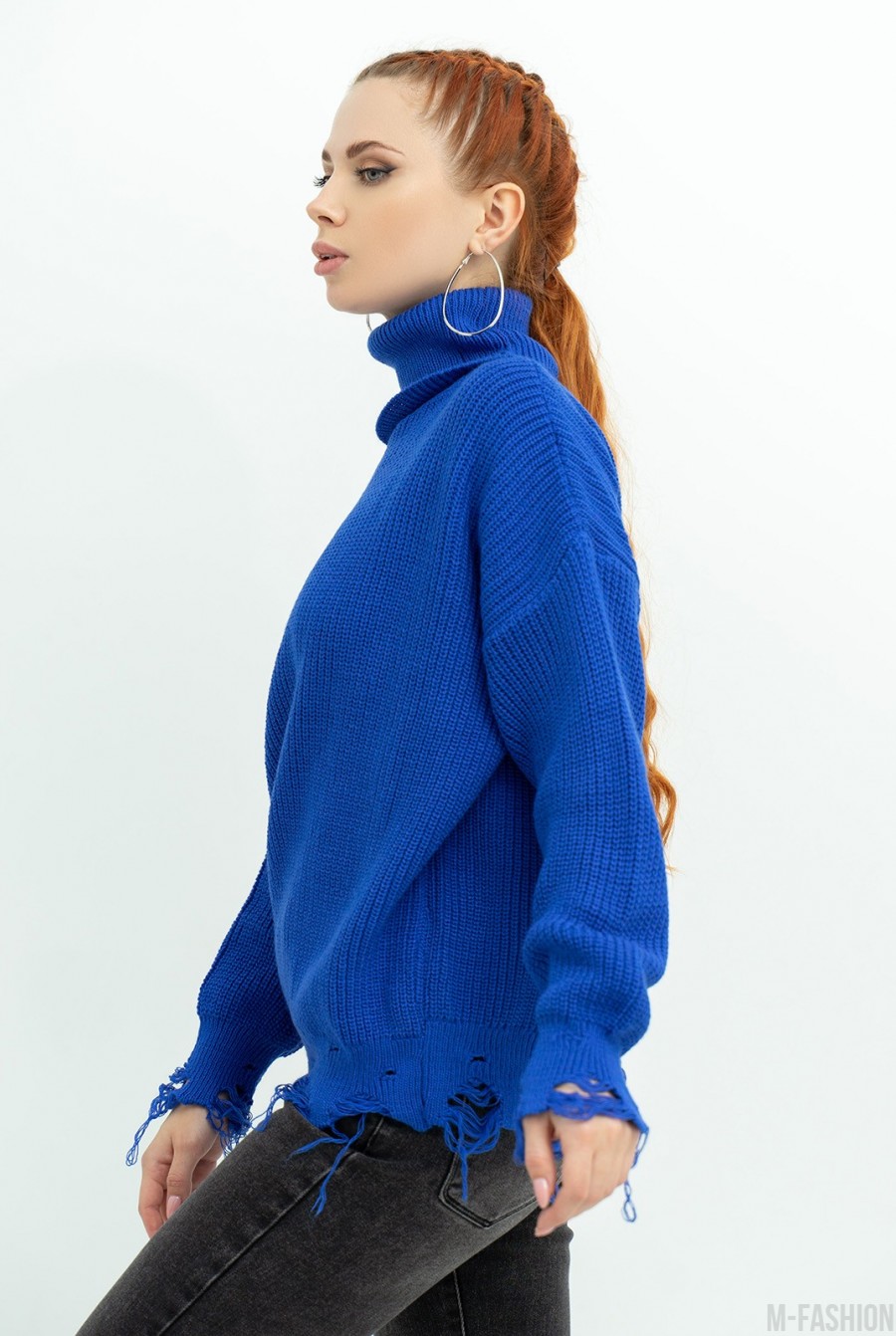 Синий удлиненный свитер с высоким горлом и перфорацией- Фото 2