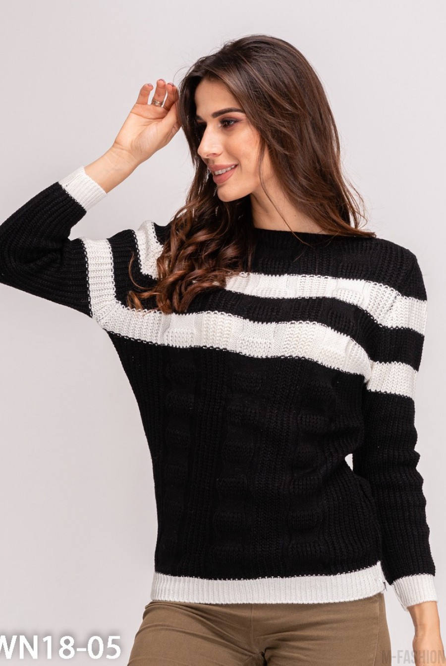 Черный свитер с горловиной-лодочкой и белыми вставками- Фото 3