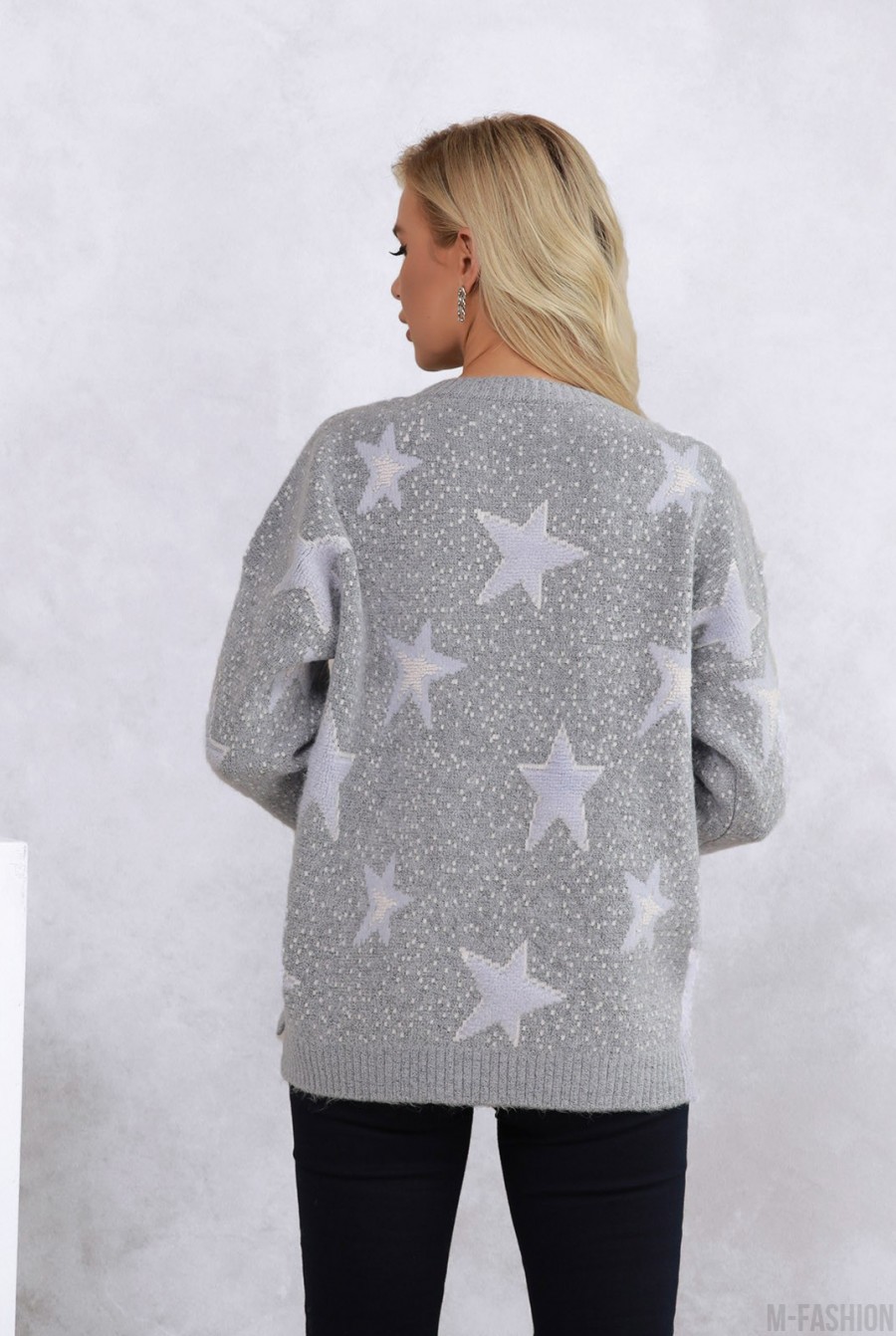 Серый ангоровый свитер со звездным декором- Фото 3