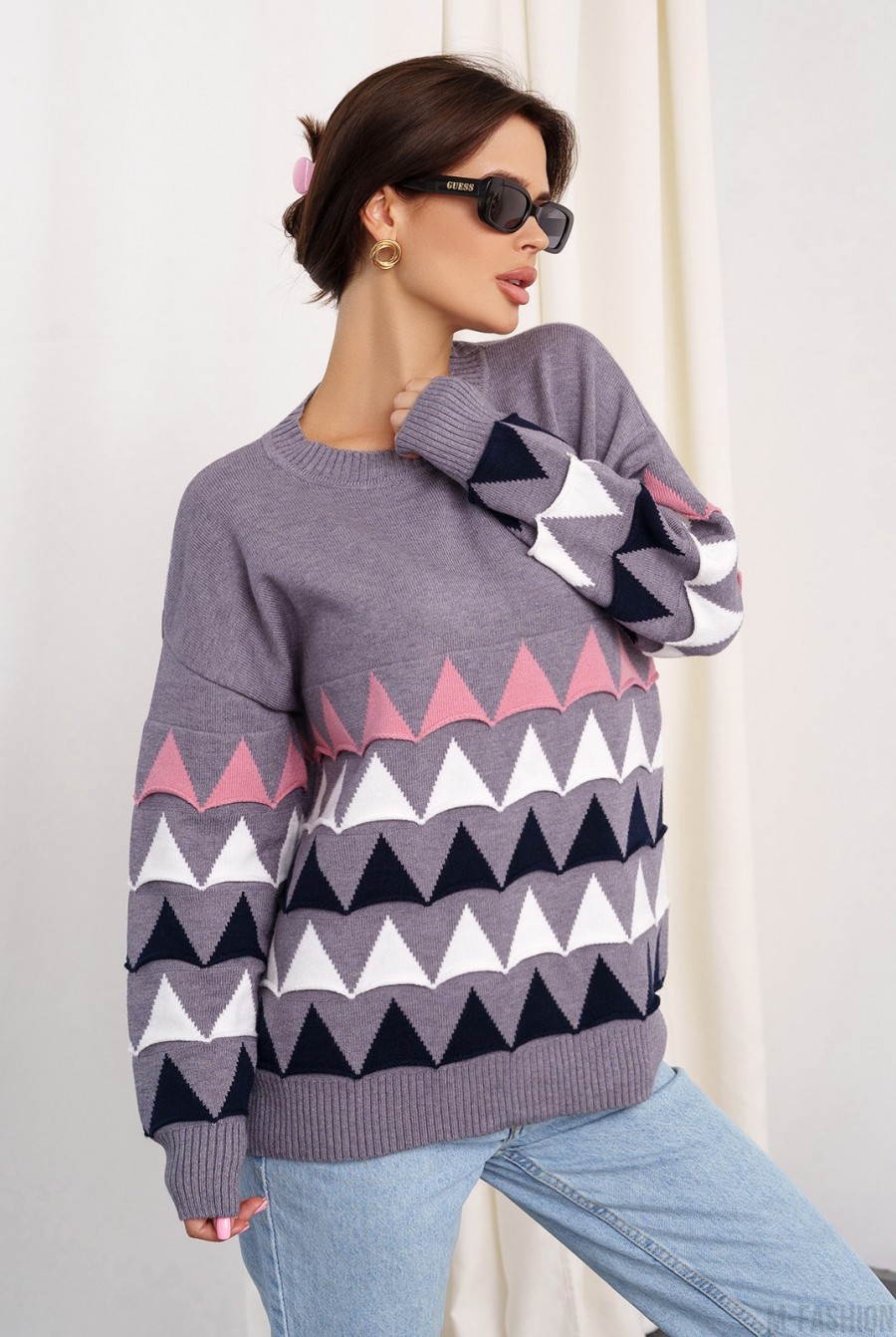 Серый вязаный свитер с объемными треугольниками - Фото 1