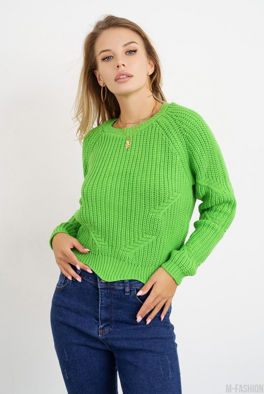 Салатовый вязаный свитер с фигурным низом - Фото 1