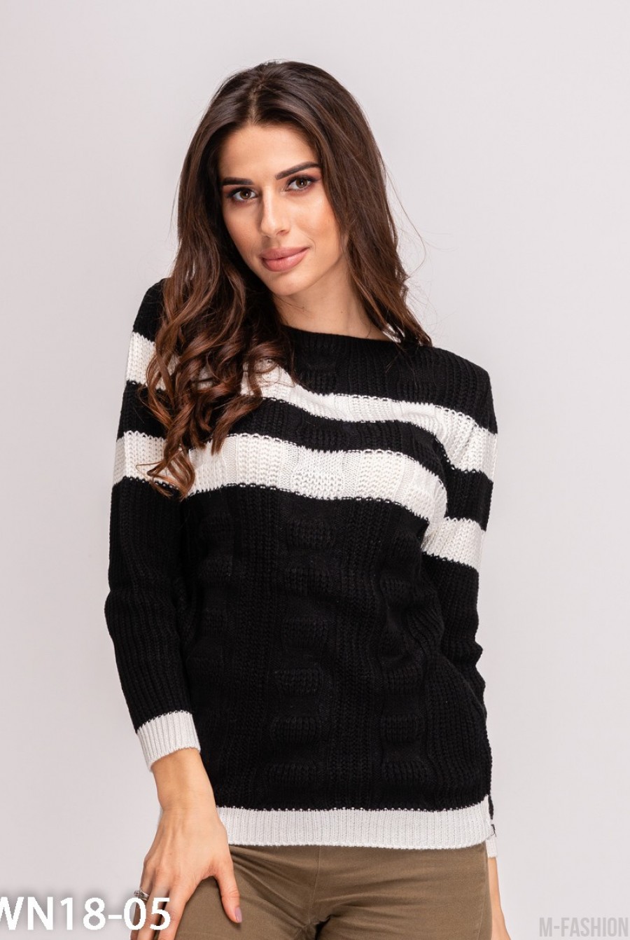 Черный свитер с горловиной-лодочкой и белыми вставками - Фото 1