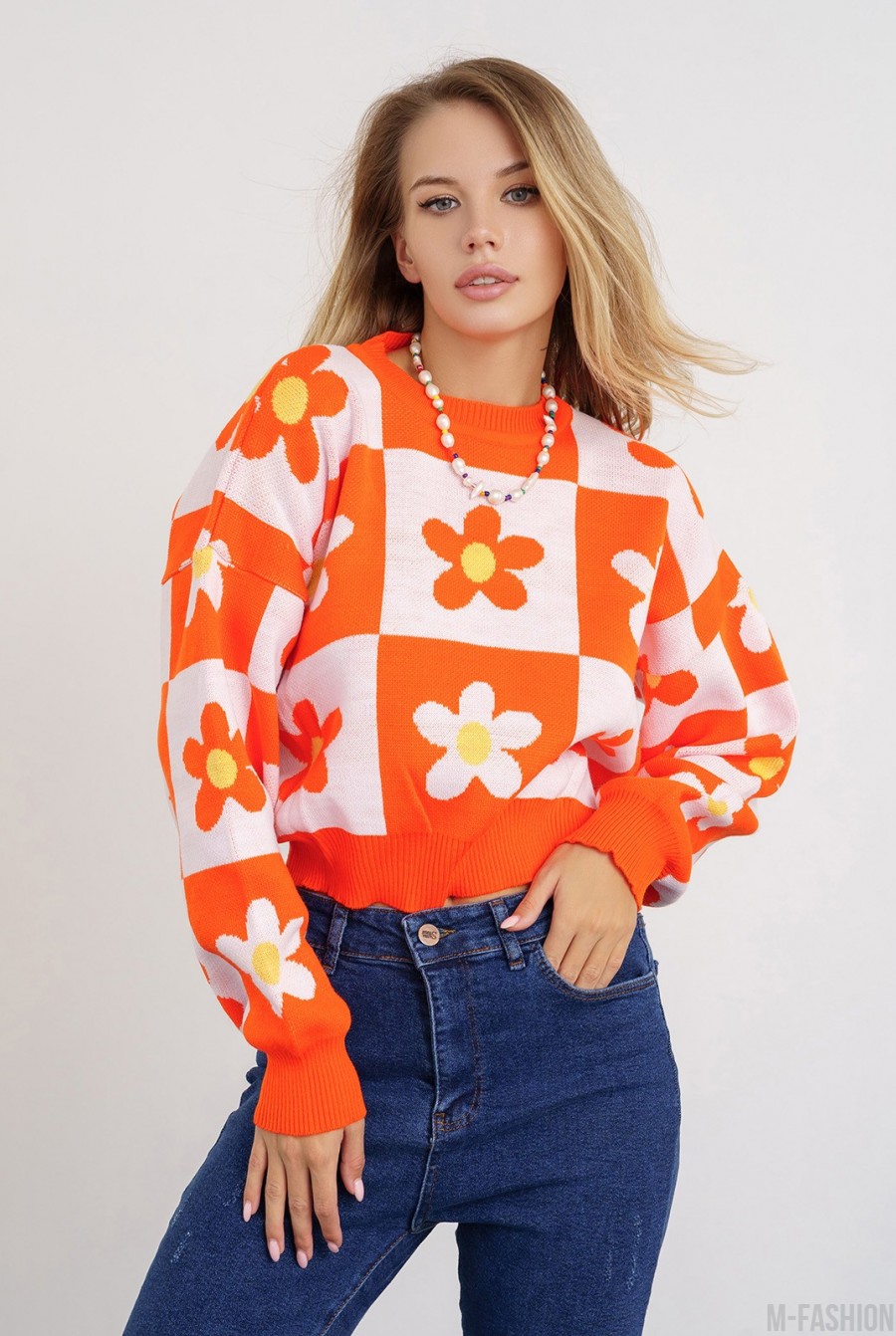 Оранжевый клетчатый свитер с цветочным декором - Фото 1