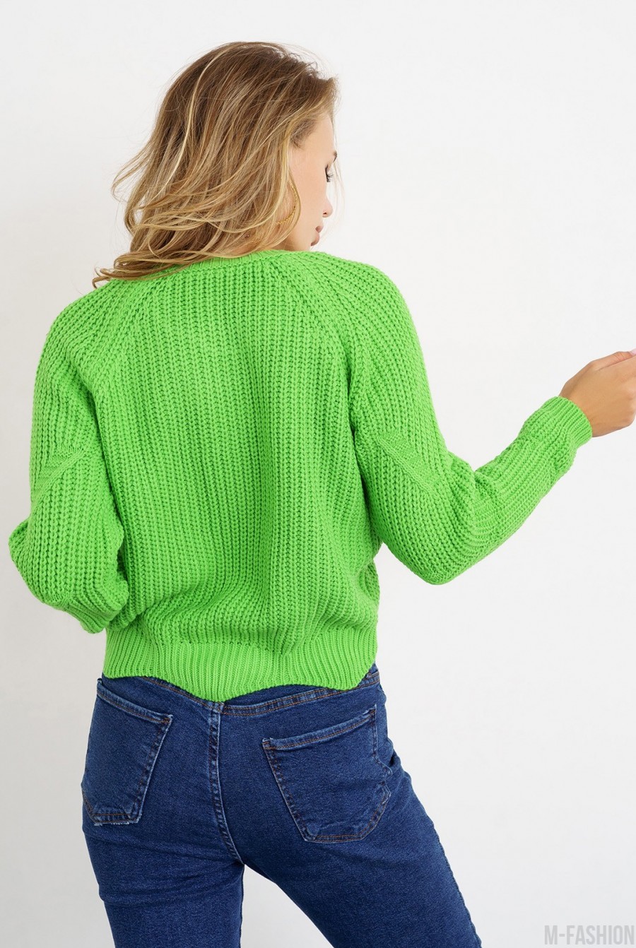 Салатовый вязаный свитер с фигурным низом- Фото 3