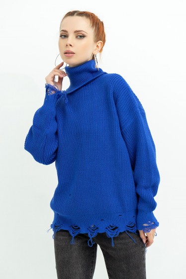 Синий удлиненный свитер с высоким горлом и перфорацией