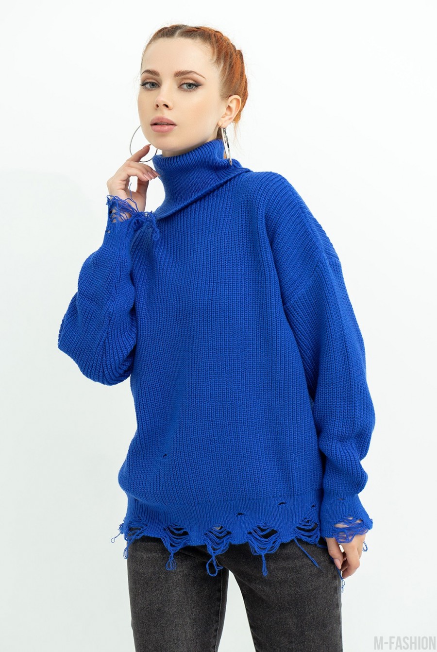 Синий удлиненный свитер с высоким горлом и перфорацией - Фото 1