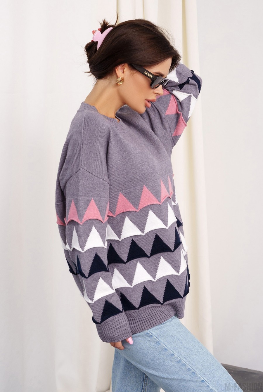 Серый вязаный свитер с объемными треугольниками- Фото 2
