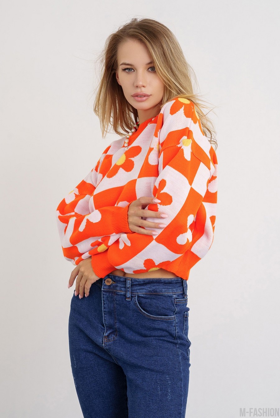 Оранжевый клетчатый свитер с цветочным декором- Фото 2