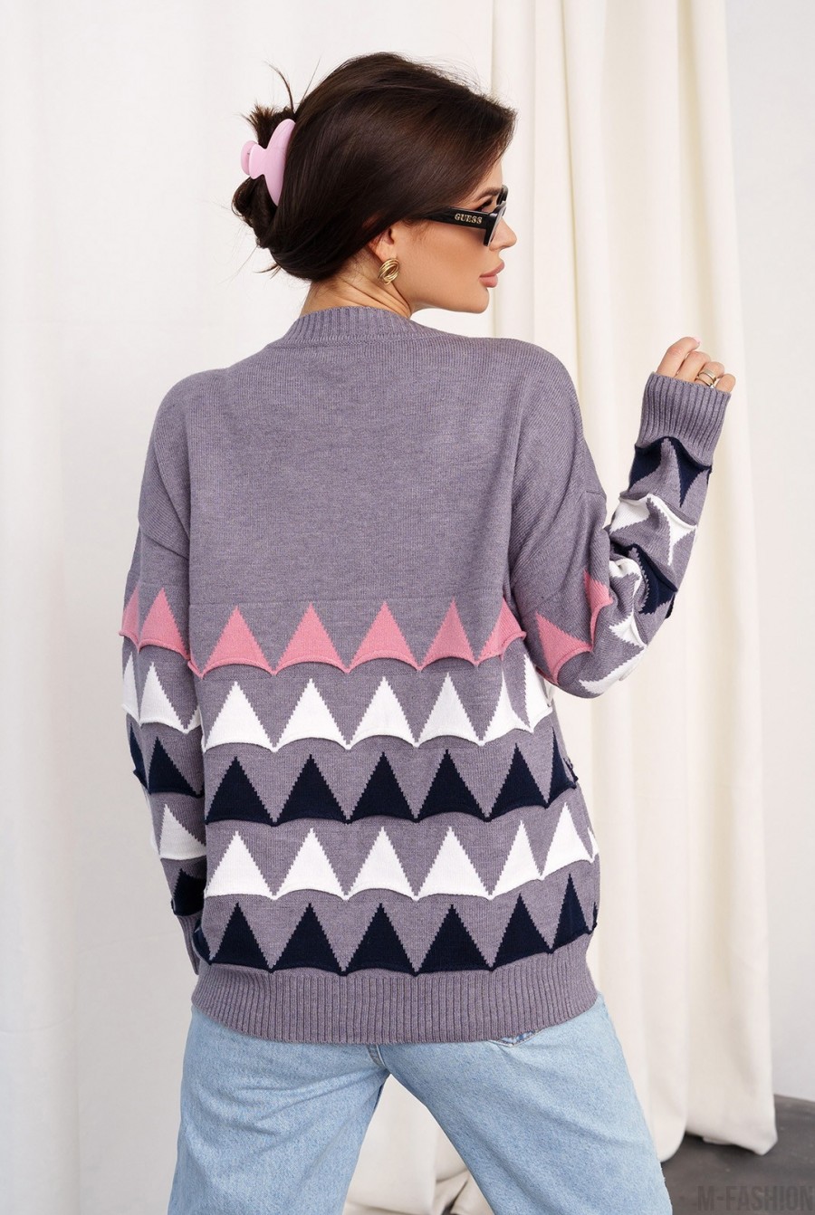 Серый вязаный свитер с объемными треугольниками- Фото 3