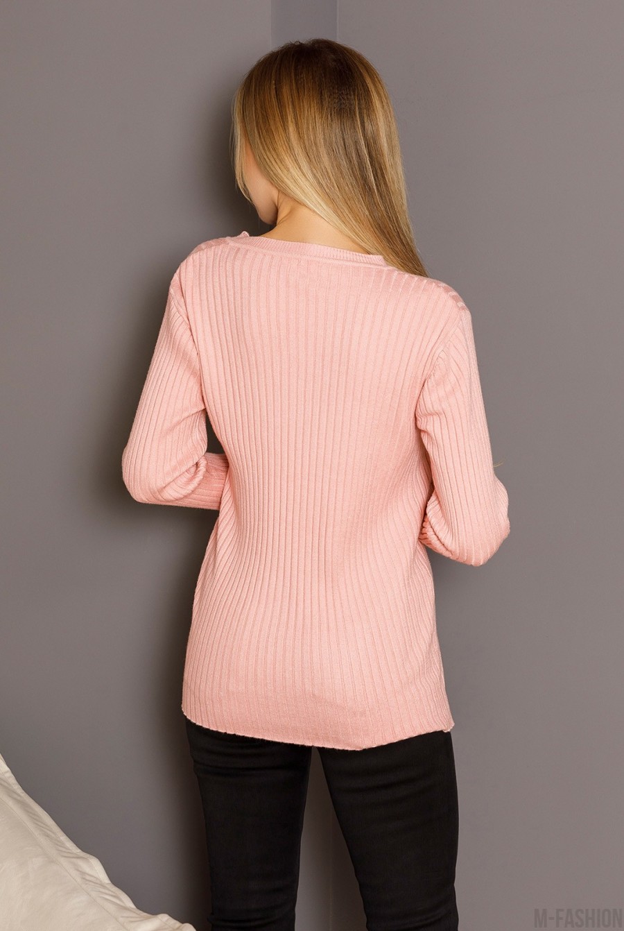 Розовый свитер с декоративной горловиной- Фото 3