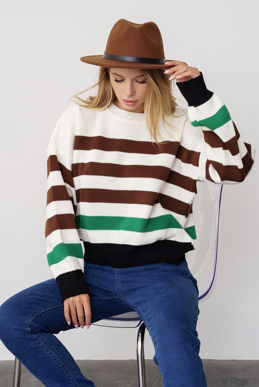 Белый свитер с зелено-коричневыми полосками - Фото 1
