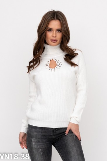 Белый шерстяной свитер с декоративным вырезом