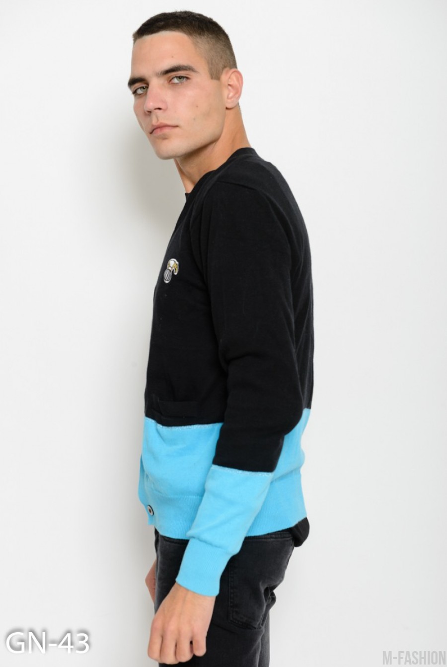 Черный свитер на пуговицах с карманами и нашивкой на груди- Фото 2