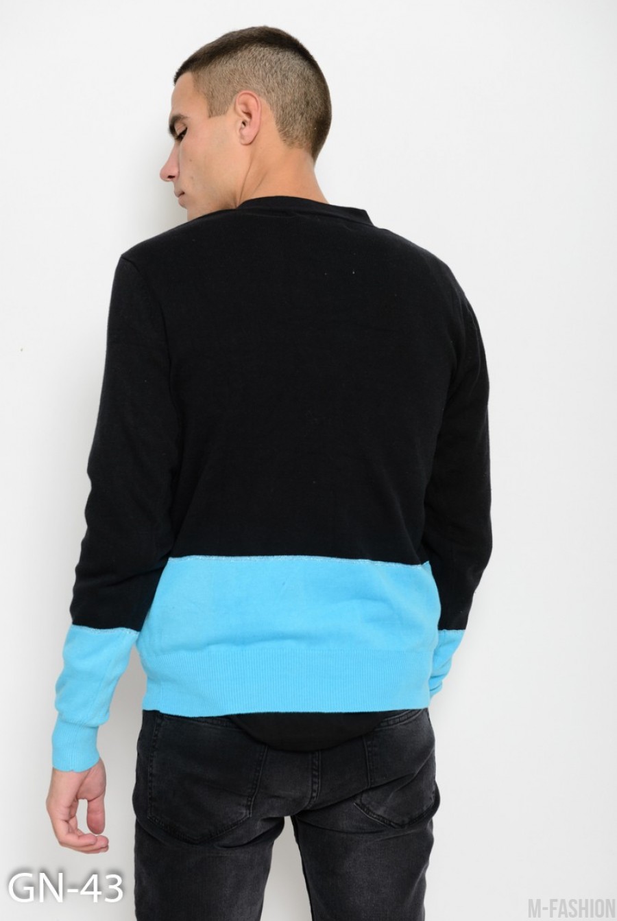 Черный свитер на пуговицах с карманами и нашивкой на груди- Фото 3