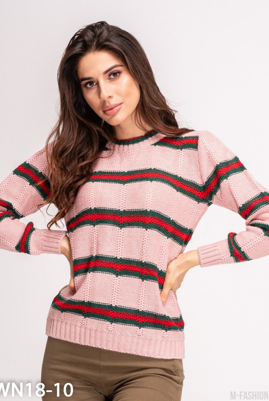 Розовый вязаный свитер с красно-зелеными полосками - Фото 1