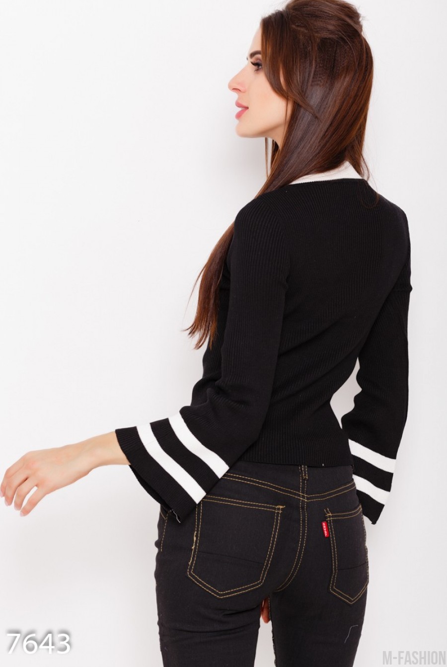 Фактурный черный свитер с белыми вставками и расклешенными рукавами- Фото 3