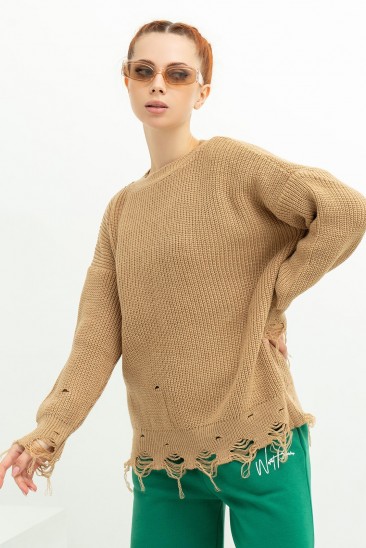 Бежевый свободный перфорированный свитер