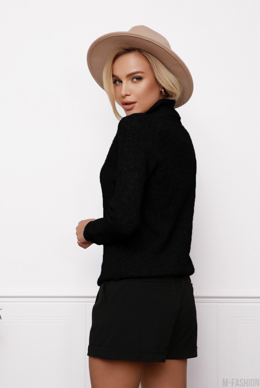 Черный фактурный вязаный свитер с высоким горлом- Фото 3