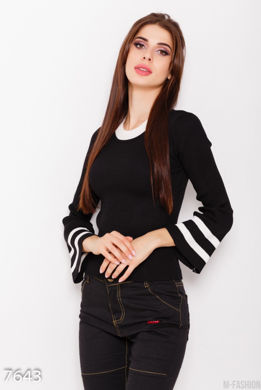 Фактурный черный свитер с белыми вставками и расклешенными рукавами - Фото 1