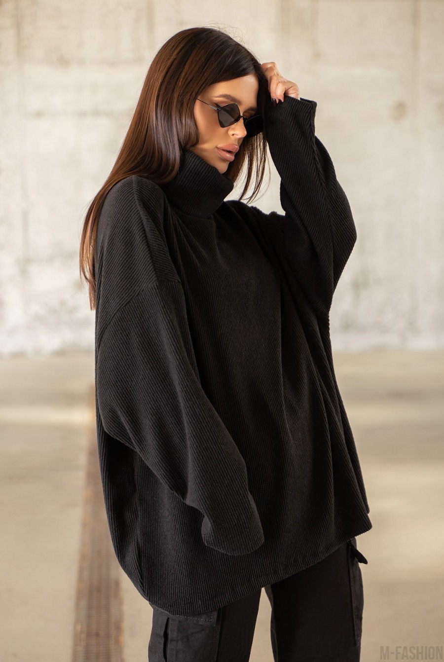 Черный ангоровый свитер с хомутом- Фото 2