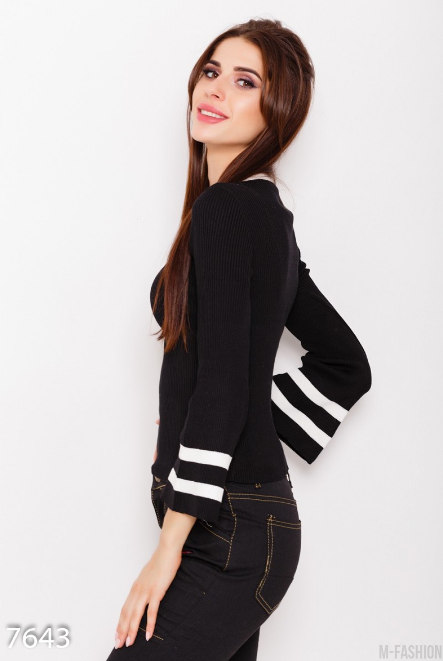 Фактурный черный свитер с белыми вставками и расклешенными рукавами- Фото 2