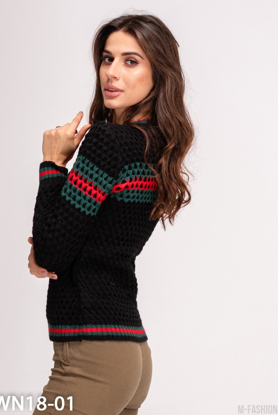 Черный шерстяной свитер объемной вязки с цветным декором- Фото 3