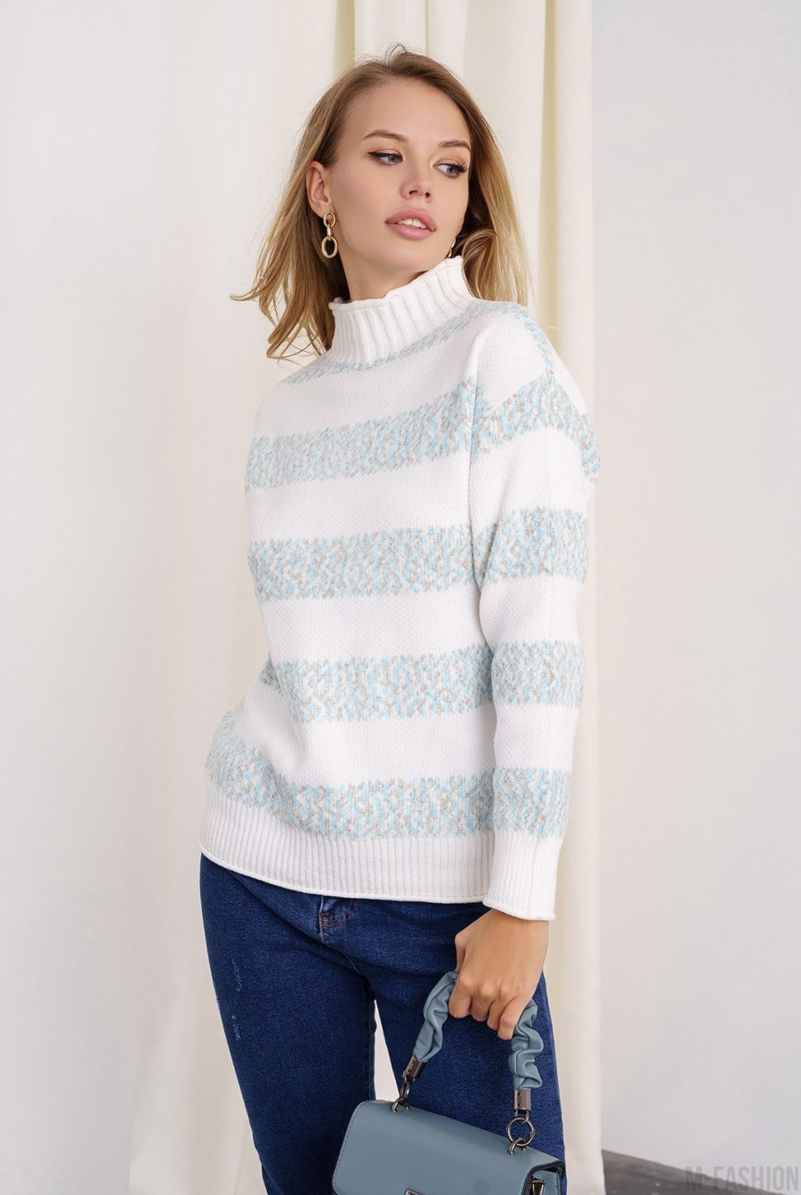 Бело-голубой теплый свитер с полосками - Фото 1