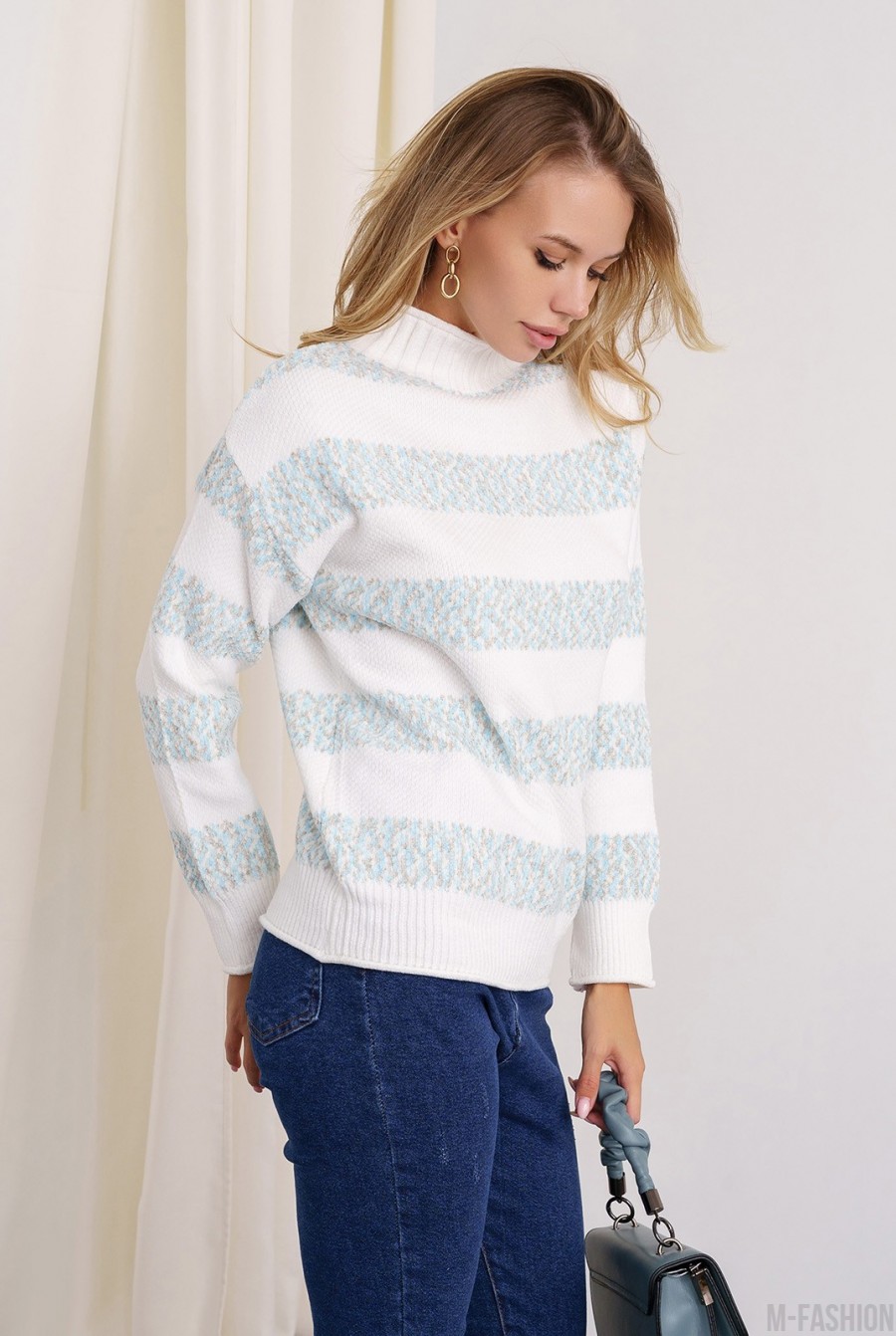 Бело-голубой теплый свитер с полосками- Фото 2